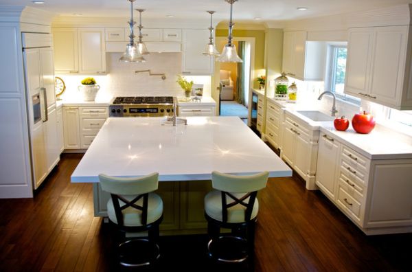 Красива студена висулка светлини в кухнята кухненски остров маса за хранене мивка