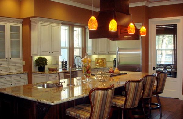 Όμορφα δροσερά φώτα κρεμαστό κόσμημα στην κουζίνα κουζίνα νησί πορτοκαλί χρώμα