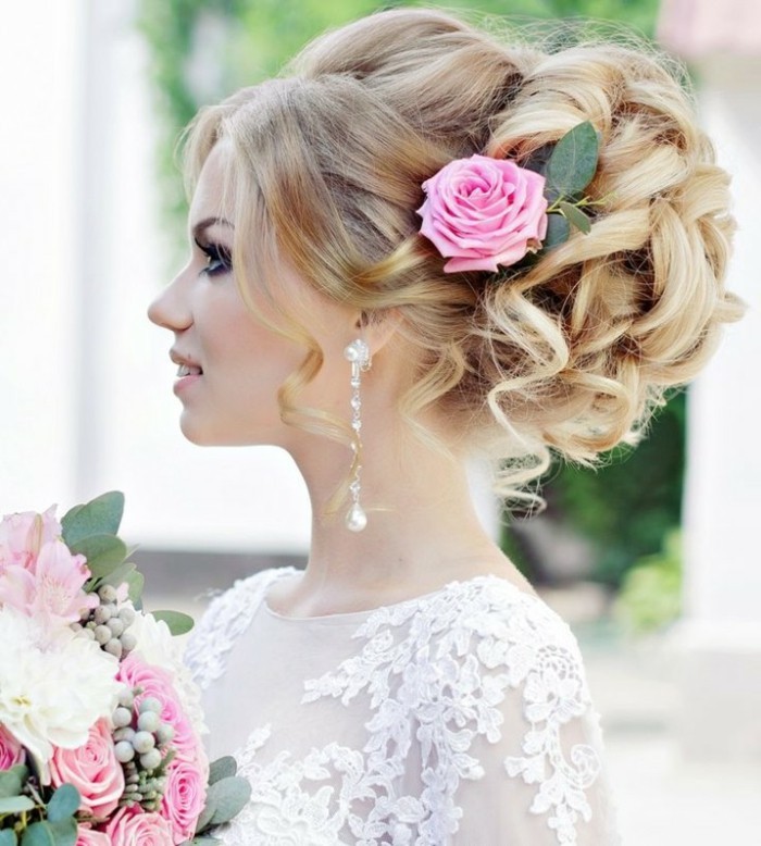 美丽的发型updo与花和时尚的耳环