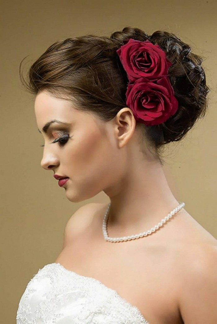 belles coiffures pour mariage élégant coupe ajustée avec des roses rouges