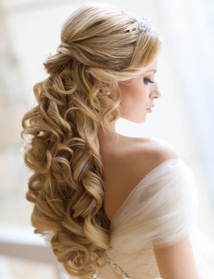 美丽的发型婚礼发型与卷发和首饰