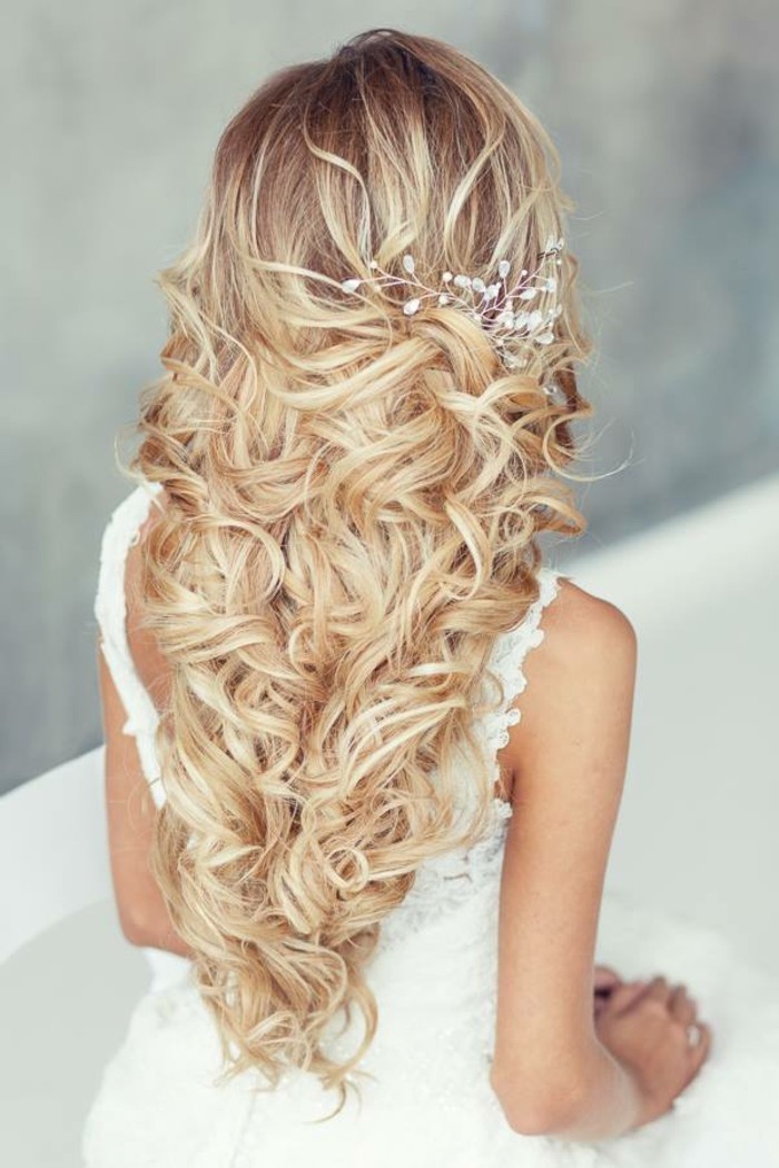 belles coiffures idées de mariage pour les cheveux longs boucles de charme et bijoux élégants