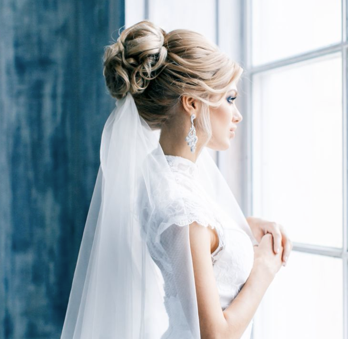 漂亮的发型婚礼与updos时尚耳环和面纱的想法