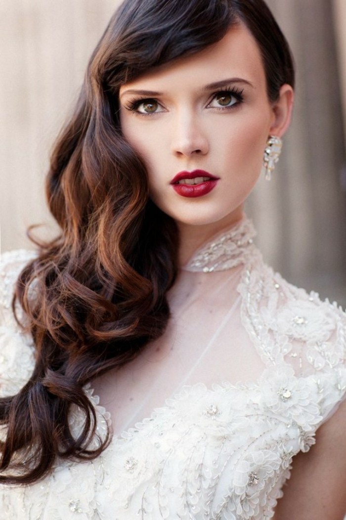 美丽的发型复古寻找婚礼红色唇膏和优雅的耳环