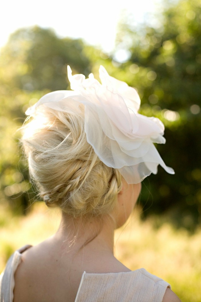 与花的美丽的发型简单和别致的新娘发型