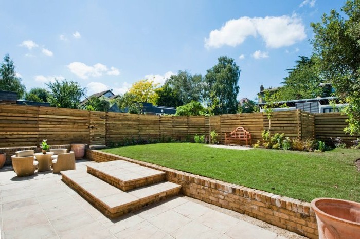 όμορφες ιδέες κήπου μακρύ φράχτη από τις παλέτες