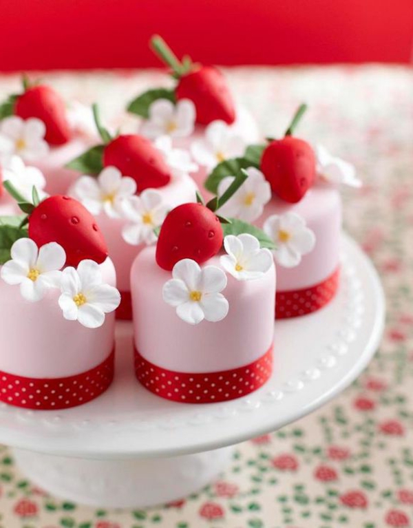 vakker mini kake dekorere jordbær