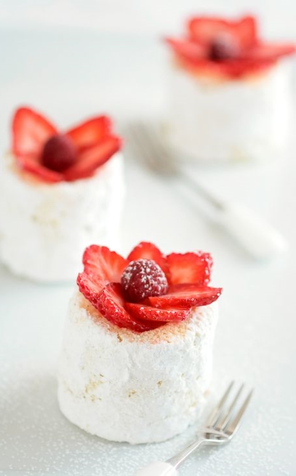 dekorere vakre mini kake jordbær