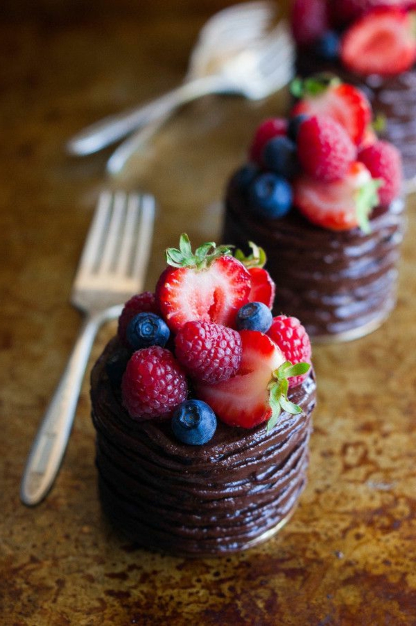 vakker mini kake dekorere frukt sjokolade