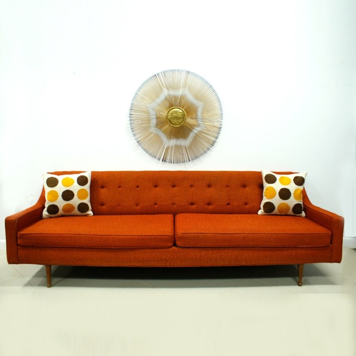 美丽的沙发橙色沙发扔枕头墙壁装饰