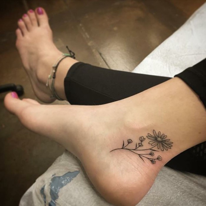όμορφα τατουάζ στον αστράγαλο floral και θηλυκό