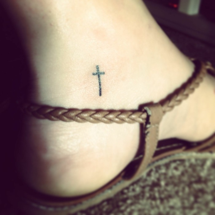 όμορφα τατουάζ στον αστράγαλο για να κάνει ένα σταυρό