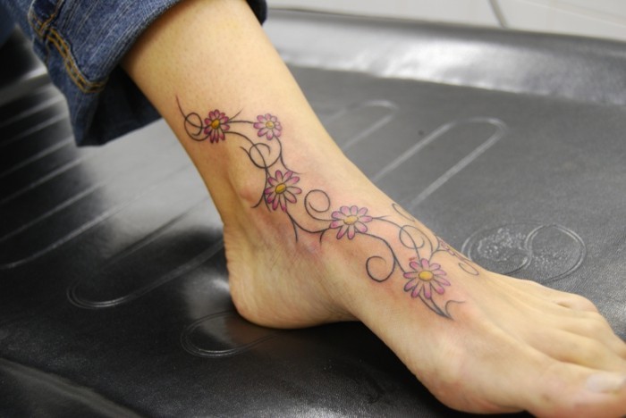 красиви татуировки за глезен цветни цветя