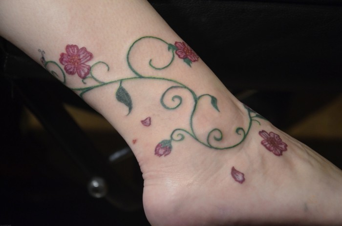 красиви татуировки за глезена с флорални мотиви