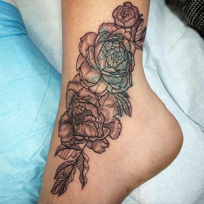 красиви татуировки за жени цветя в глезена