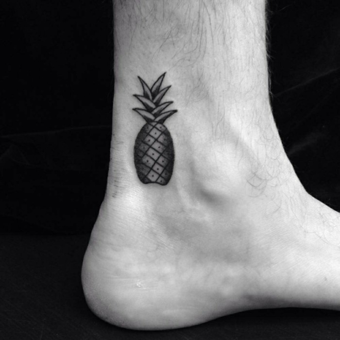 хубави татуировки за мъже ананас на глезена