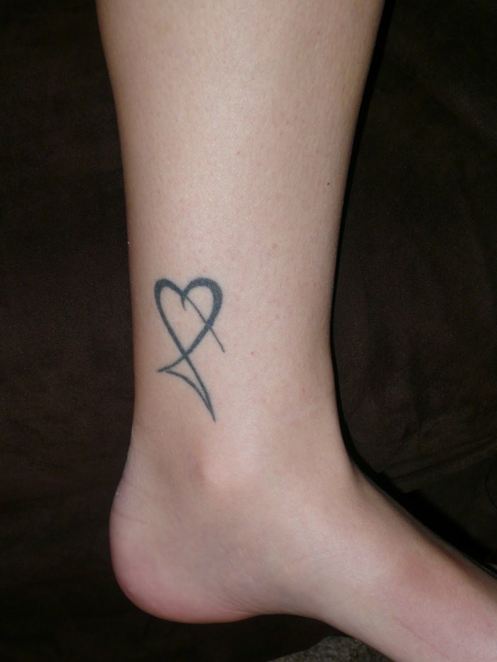 όμορφη καρδιά τατουάζ στο αστράγαλο τσίμπημα