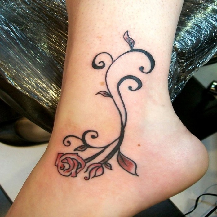 όμορφα τατουάζ θηλυκό και κομψό τριαντάφυλλο με φύλλα