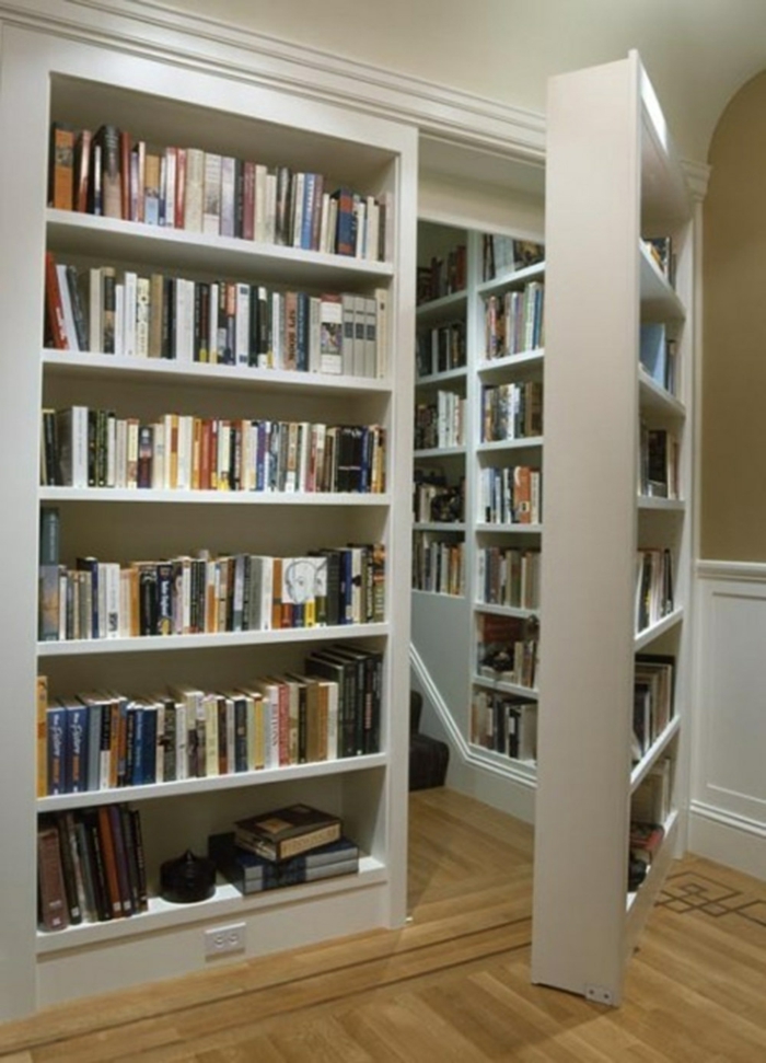 غرفة سرية جميلة غرفة المعيشة وراء رف الكتب