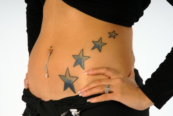 美丽的纹身明星纹身在肚子上