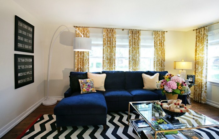 dejlig stue blå sofa zig zag mønster tæppe retro look