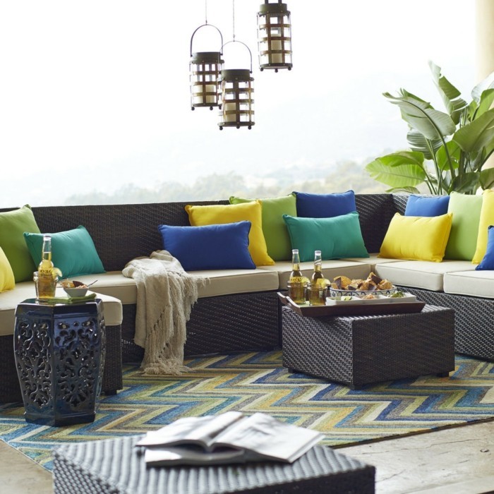 美丽的客厅彩色扔枕头别致的沙发边桌
