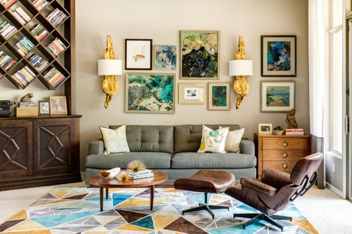 美丽的客厅彩色地毯书架放松椅子