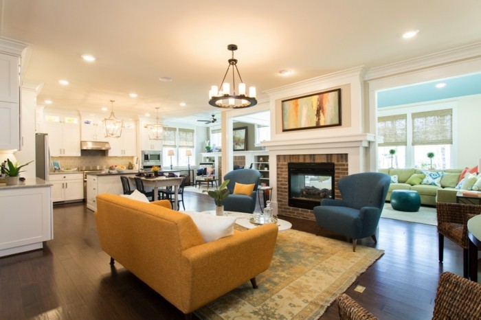 美丽的客厅黄色沙发灯地毯嵌入式照明