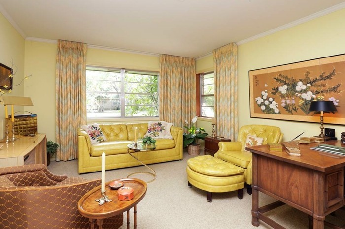 smuk stue retro interiør gule møbler lyse gule vægge
