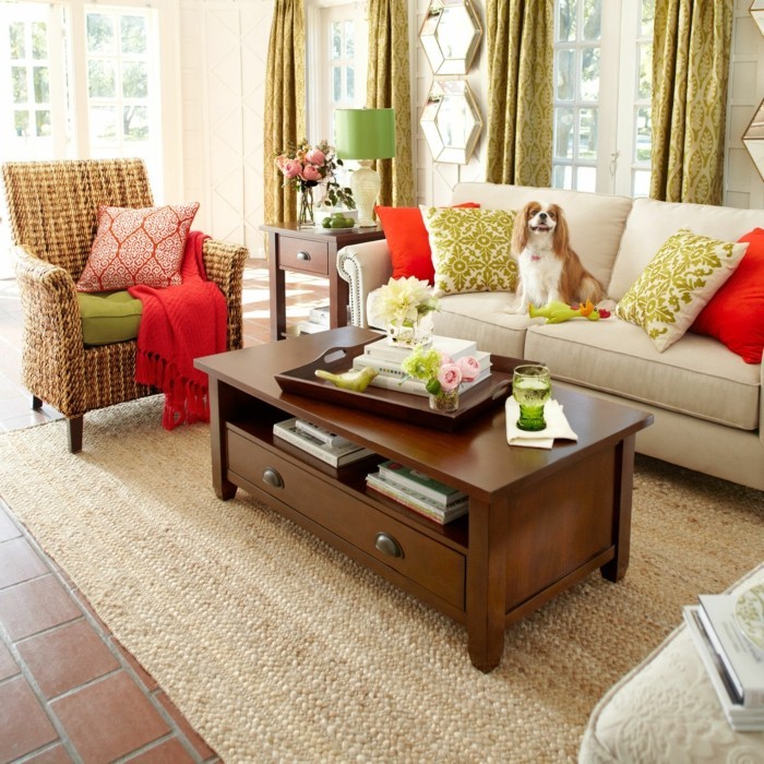 美丽的起居室剑麻地毯藤椅扶手椅彩色扔枕头