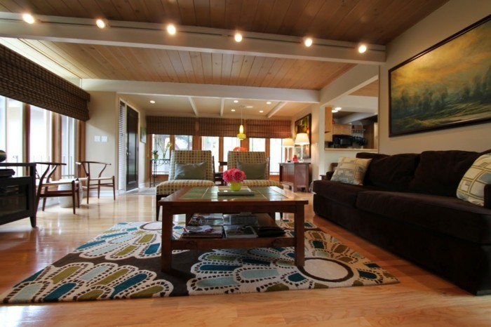 美丽的客厅地毯花别致的棕色沙发
