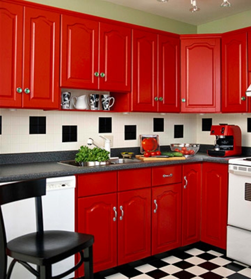 Checkerboard gulvfliser rødmøbler køkken