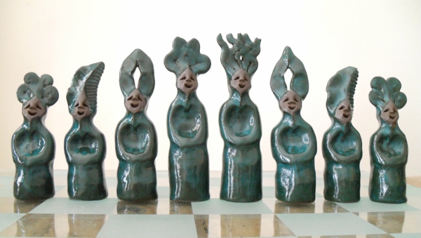 schaakstukken geglazuurde keramische goden