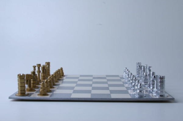 schaakstukken schaakbord zilver goud