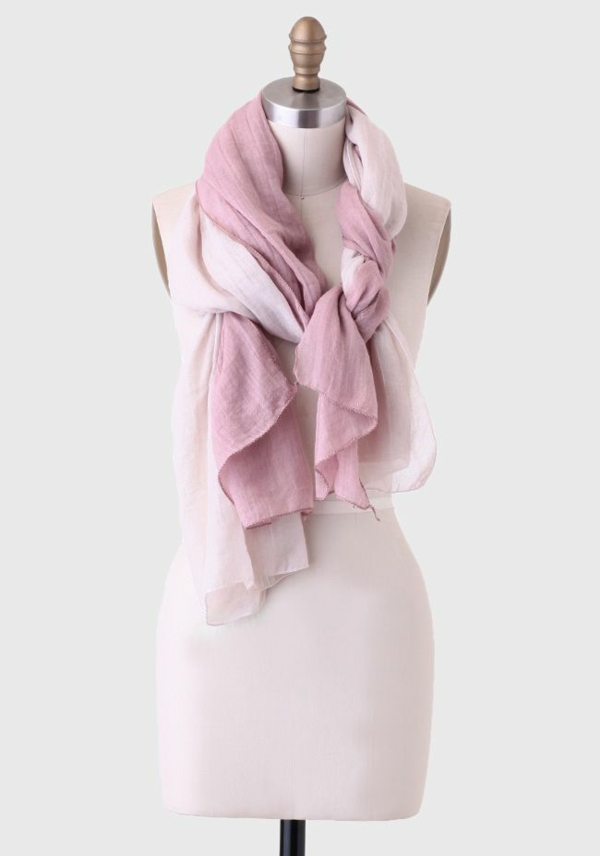 围巾搭配技术粉红色的围巾