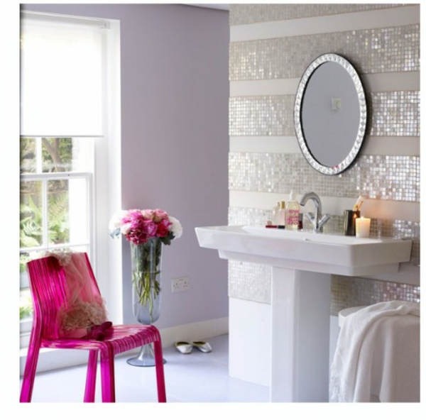 闪光浴室瓷砖家具椅粉红色壁镜