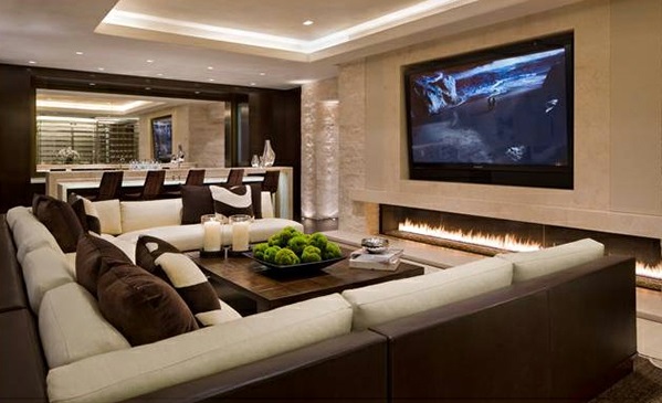elegant stue satt opp brune sofaer TV takbelysning