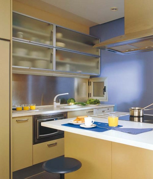 smarte design ideer lille køkken glas gul farve