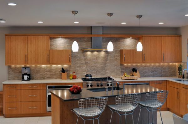 chic κρεμαστά φώτα μοντέρνα ξύλινα κουζινικά ντουλάπια κουζίνας
