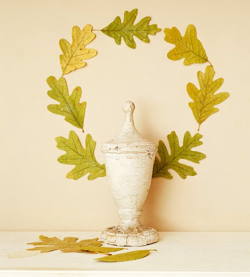 chique krans decoratie eikenbladeren en antieke urn