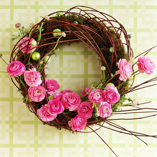 elegantiška vainiko puošyba su samanos ir rožinės gėlės