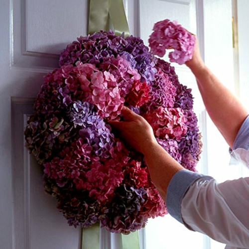 elegantiška vainiko puošyba violetiniu ir violetiniu hortenzija