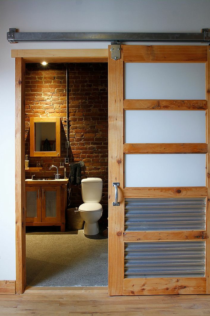 συρόμενες πόρτες μπάνιο γυάλινη λαμαρίνα πόρτα ανοιχτό τοίχο τούβλο