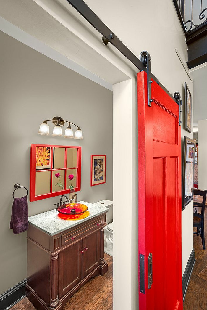 stumdomos durys modernios vonios raudonos durys
