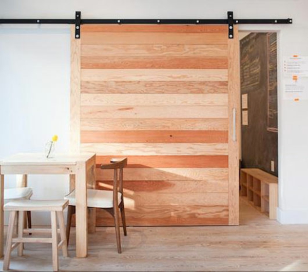 posuvné dveře vytvářejí dřevěné textury