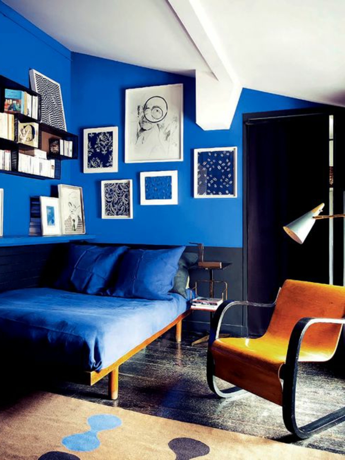 dormitorio azul azul paredes abiertas estantes de pared alfombra beige