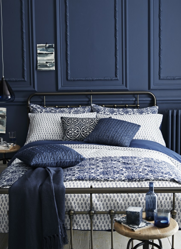 dormitorio azul oscuro azul lámparas colgantes agradable mesa lateral de patrón de tela