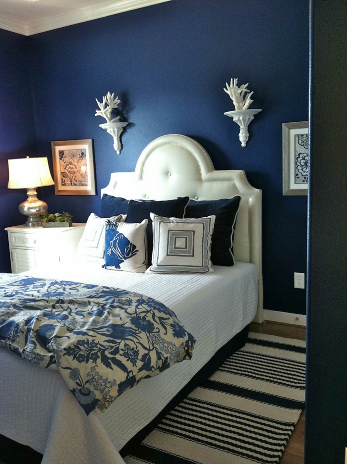 dormitorio azul oscuro paredes azules elegante alfombra a rayas