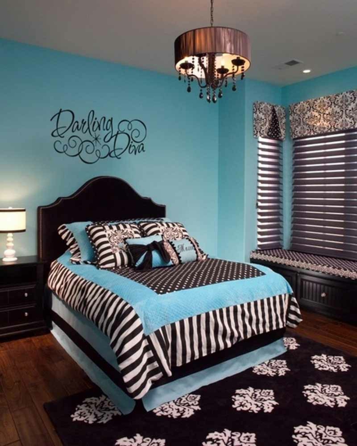dormitorio azul oscuro acento alféizar piso de madera