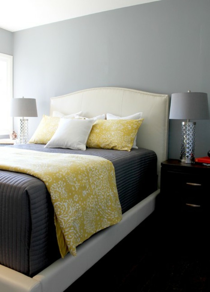 卧室装饰的想法黄色口音扔枕头较暗的地板